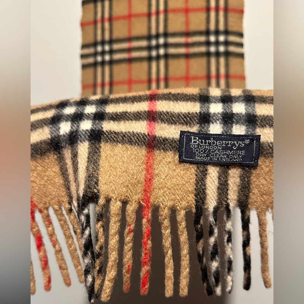 Unisex Burberry scarf, 100% cashmere. Gently pre-loved no stains, snags or rips.